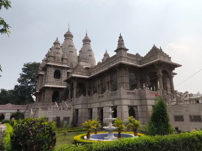 Scenic sunset view of Masanjore Dam, one of the best tourist places in Dumka, Jharkhand, featuring blue water and hills.