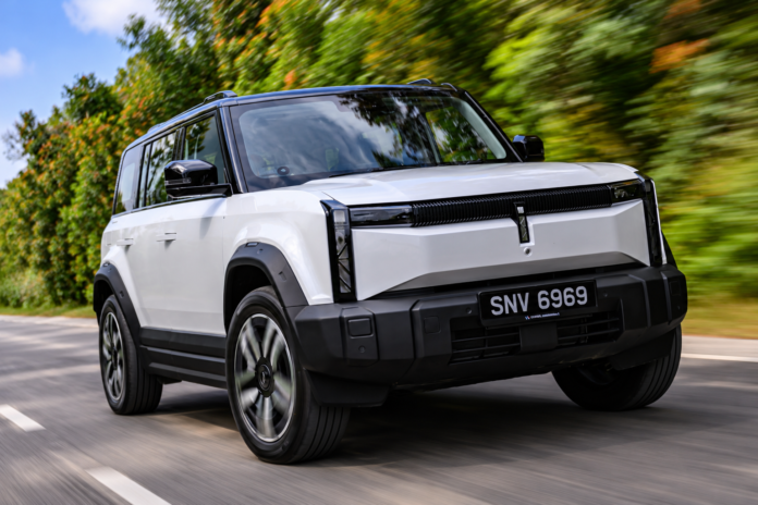 JSW Jacco J6 EV front look and road presence in India
